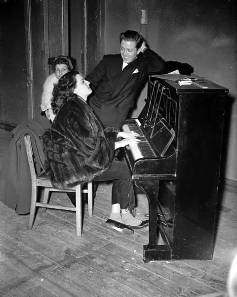 Jane Russell Nov 1951 plays the piano