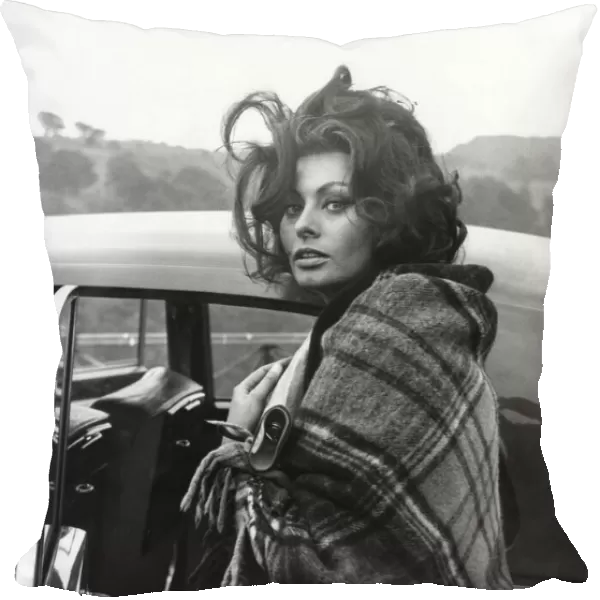Italian actress Sophia Loren pictured arriving at Crumlin yesterday where she filmed