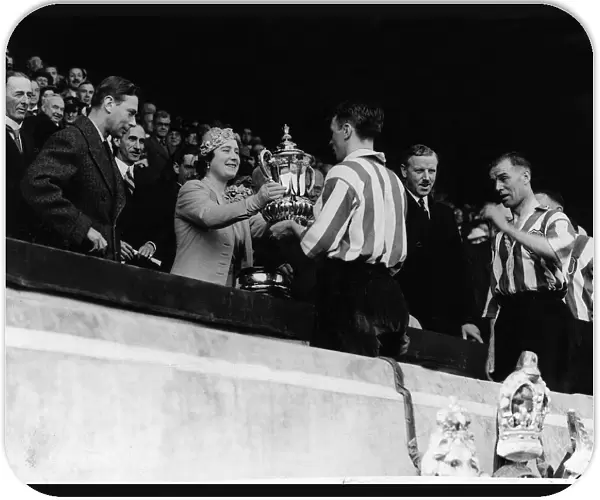 Queen Mother presents the FA Cup to Sunderland captain 1937