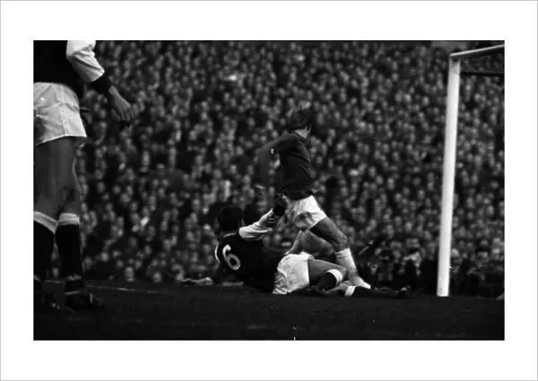 Manchester United v Arsenal football match. 28th November 1964