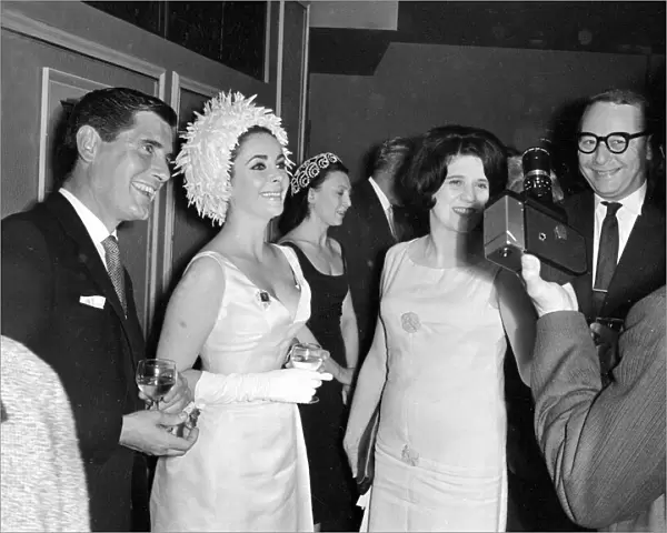 Elizabeth Taylor, host to Bolshoi Ballet to see Cleopatra August 1963