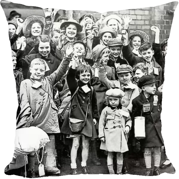 World War Two - Evacuation of children Bound for the country - South Shields