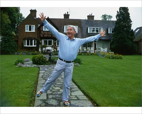 Ernie Wise in his garden at home June 1986 A©mirrorpix