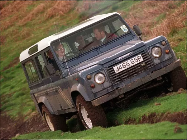 4X4 OFF ROAD INSTRUCTION FOR ROAD RECORD LAND ROVER DEFENDER GOING ALONG RUTTED ANGLED