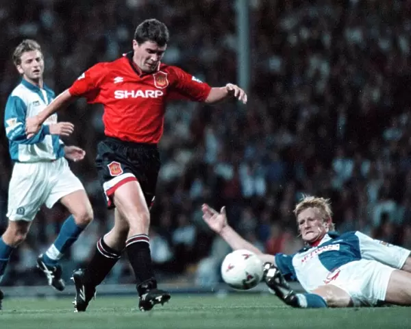 Colin Hendry tackle moments before dive by Roy Keane Manchester United Player who was