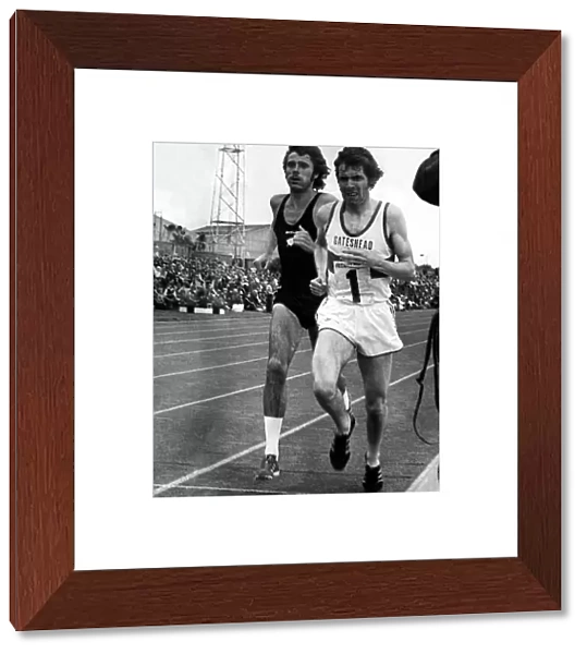 New Zealand athlete, Rod Dixon, chases down Brendan Foster in the 5