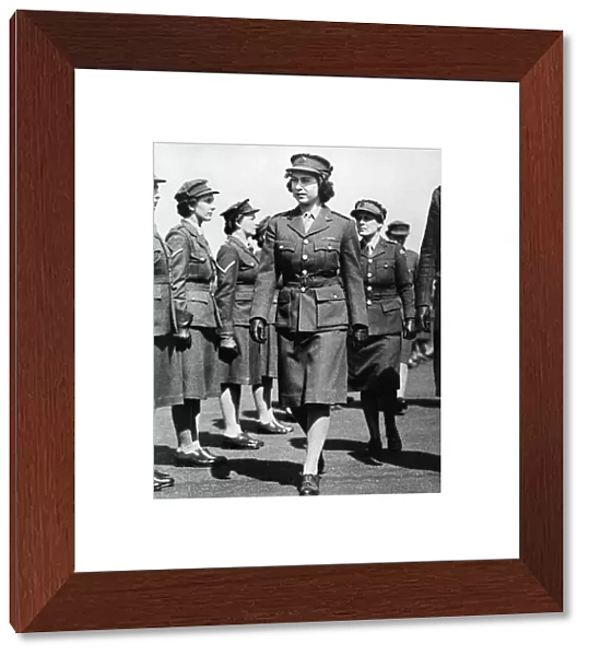 Queen Elizabeth II. Princess Elizabeth as Junior Commander in the ATS inspecting