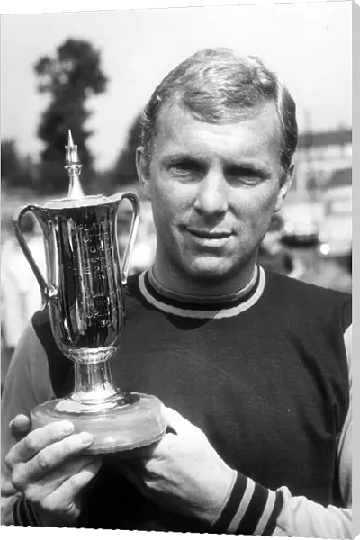 Bobby Moore Football Player - Aug 1966 with player of the Year Trophy Mirrorpix