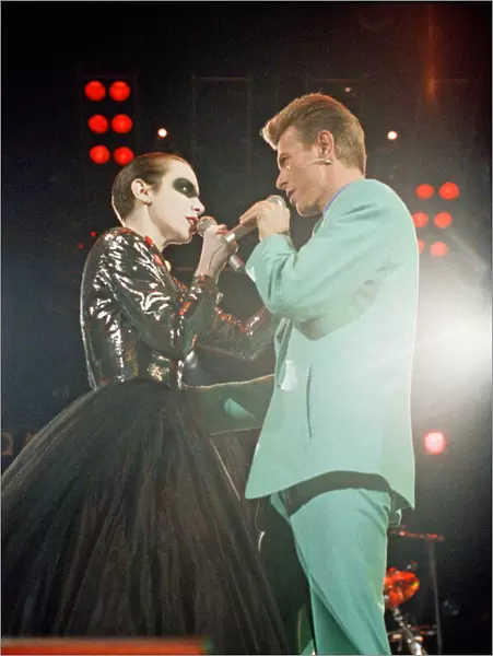 David Bowie and Annie Lennox performing 'Under Pressure'