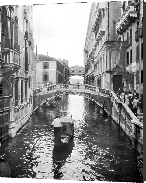 Canale di Canonica (or Rio di Palazzo) in Venice; view of the bridges that cross over it: the Ponte di Canonica and, in the background, the Bridge of Sighs