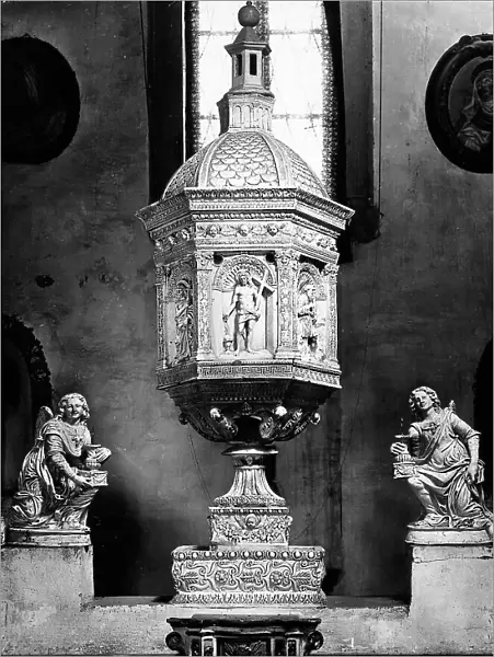 Ciborium shaped like a niche sculpted with phytomorphic elements and a representation of the Redeemer in the frontal panel. On either side are angels holding candelabra, Parish Church of Galatrona