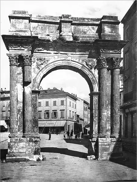 Arch of Sergi in Pola, photographed during the period of Italy's reign in Istria. The arch has a single barrel vault and flanked by corinthian columns