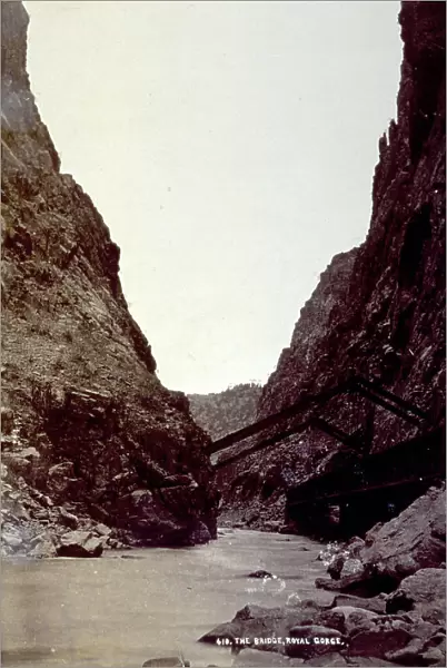 View of the river that runs through the inaccessible Royal Gorge on the Colorado plateau (United States). a metal bridge connects two stretches of rock face on the same bank of the river