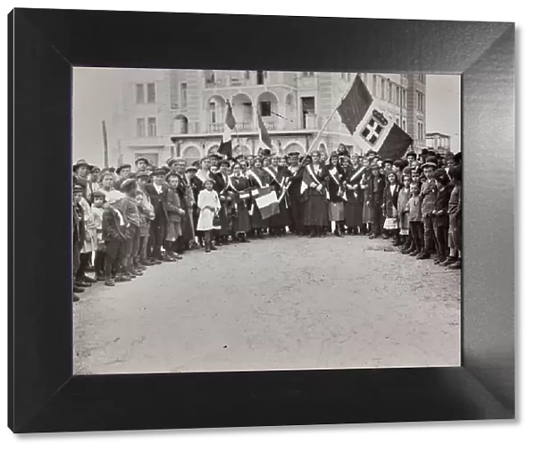 Celebrating crowd at the end of the First World War, Visignano d'Istria