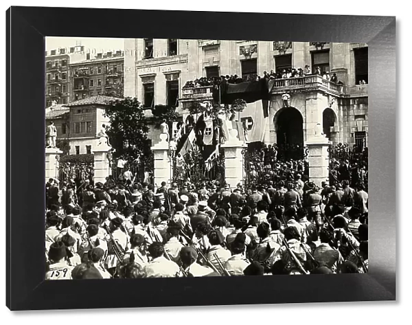 A group of people throngs the external area of a building, in a demonstration held after the occupation of Fiume by part of the Italian legionary troops, headed by Gabriele D'Annunzio