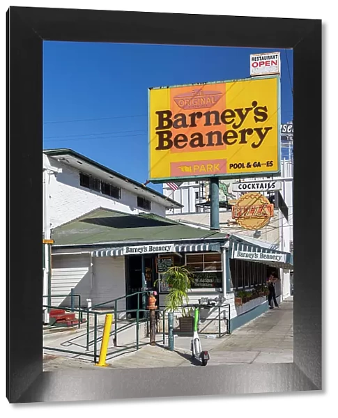 California, West Hollywood along Sunset Boulevard, Barney's Beanery