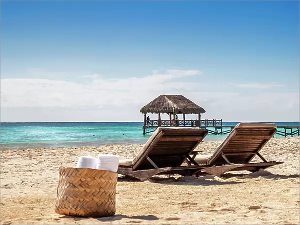 Mexico, Quintana Roo, Riviera Maya, Beach chairs on sunny beach