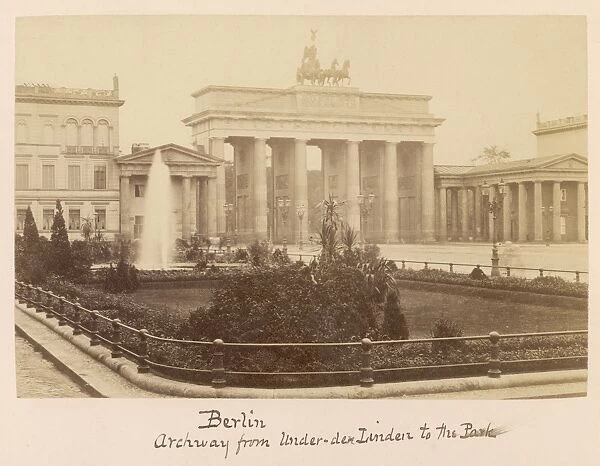 Berlin  /  Brandenburg Gate