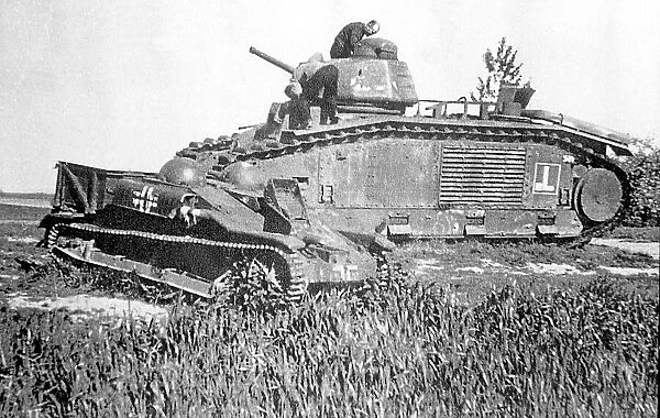 Char B1 heavy tank with a Renault UE Chenillette