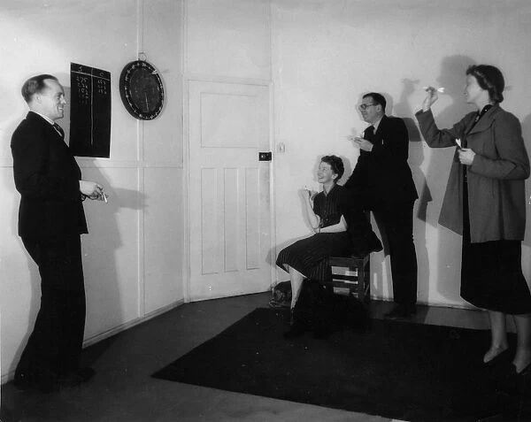 DARTS IN THE HOME  /  C1940