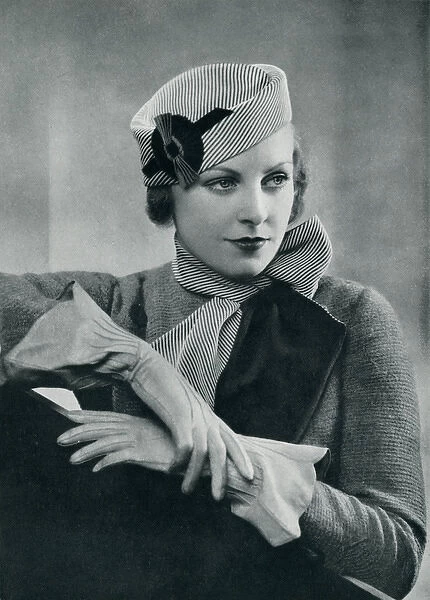 Woman wearing pillbox hat 1933