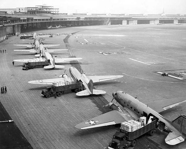 Berlin Airlift cargo aeroplanes, 1948-9 C016  /  4233