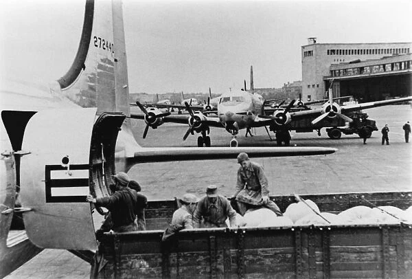 Berlin Airlift cargo unloading, 1948-9 C016  /  4232