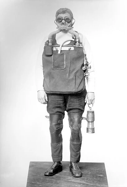 Mine rescuer, 1910s C017  /  7881