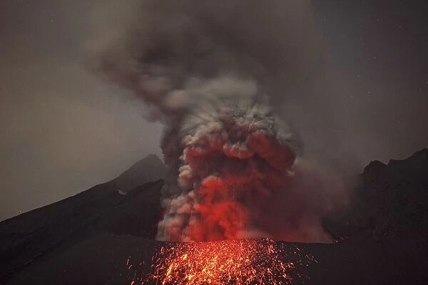 Sakurajima volcano erupting, Japan, 2012 C016  /  4646