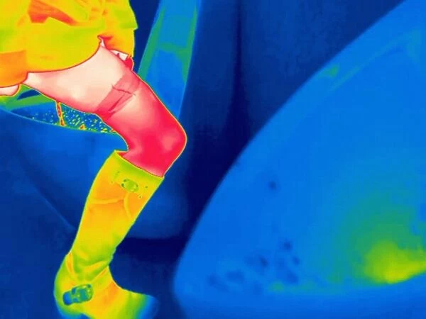 Woman using a urinal, thermogram C016  /  7560