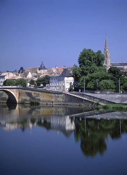 Bergerac, and the River Dordogne, Dordogne, Aquitaine, France, Europe