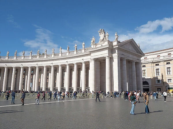 Bernini's Colonnade, St. Peter's Square, Vatican City, UNESCO World Heritage Site, Rome, Lazio, Italy, Europe