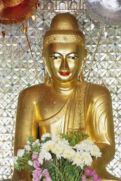 Buddha image, Shwedagon Paya (Shwe Dagon Pagoda), Yangon (Rangoon), Myanmar (Burma), Asia