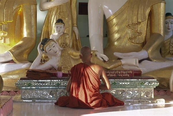 Buddhist monk worshipping at Shwedagon Paya (Shwe Dagon pagoda), Yangon (Rangoon)