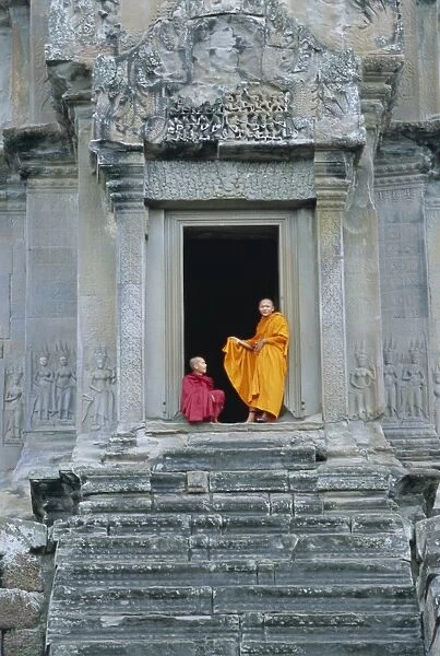 Buddhist monks at Angkor Wat, Angkor, UNESCO World Heritage Site, Siem Reap