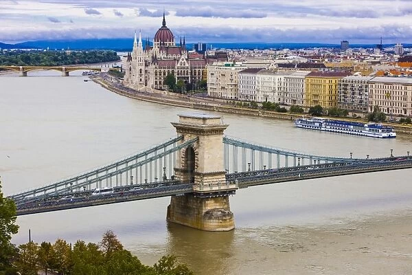 Chain bridge across the River Danube, Budapest, Hungary, Europe