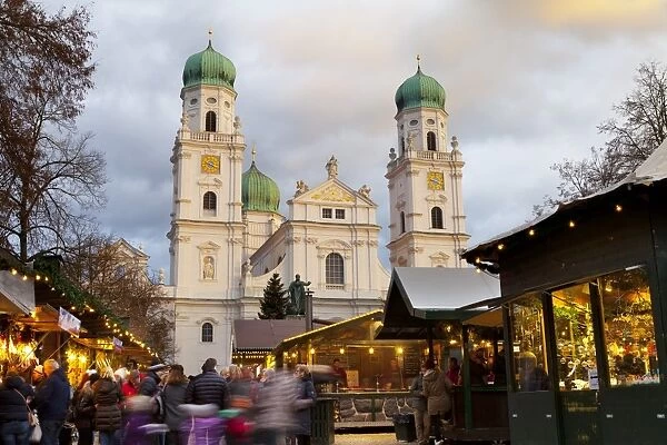 Christmas Market in front of the Cathedral of Saint Stephan, Passau, Bavaria, Germany