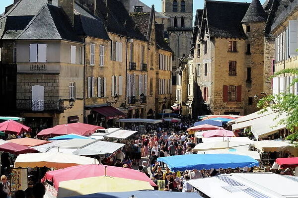 Market day in Place de la Liberte, Sarlat, Dordogne, France, Europe