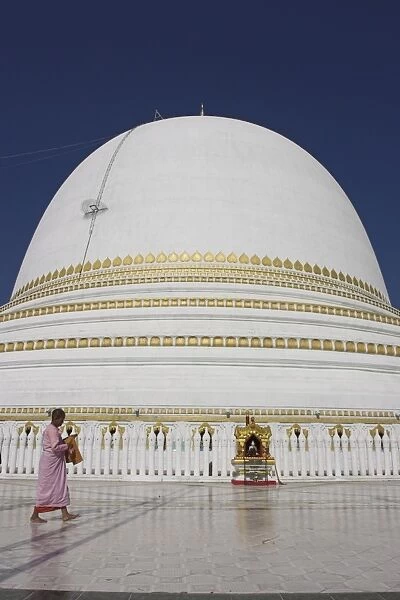 Nun in front of the 46m hemispherical dome at Kaunghmudaw Paya (Rajamanisula pagoda)