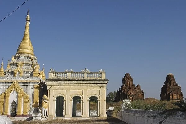 Pagoda with Payathonzu complex of three brick shrines in the background