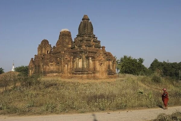 Payathonzu complex of three brick shrines with interconnected sikara, Salay