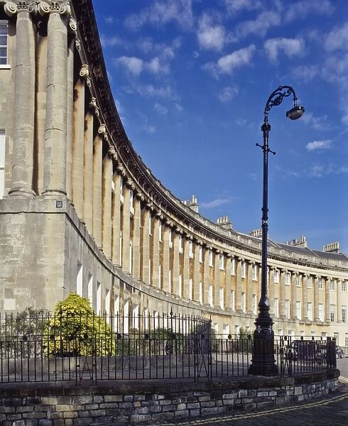 The Royal Crescent designed by John Wood the Younger and built 1767-74 comprising 30 houses in a 200m arc overlooking the town, Bath, Avon, England, United