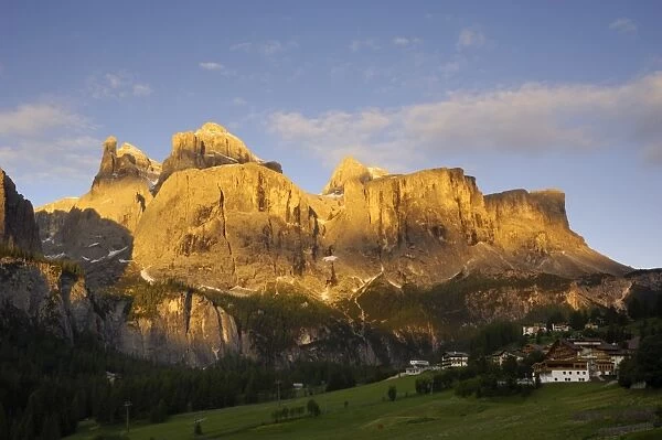 Sella Gruppe and Colfosco at dawn, Dolomites, Italy, Europe