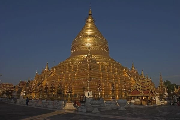 Shwezigon Paya, dating from the 11th century, between the villages of Nyaung U
