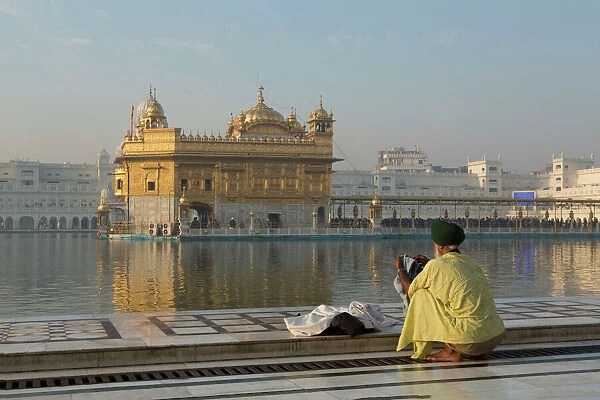 Sikh pilgrim at the Harmandir Sahib (The Golden Temple), Amritsar, Punjab, India, Asia