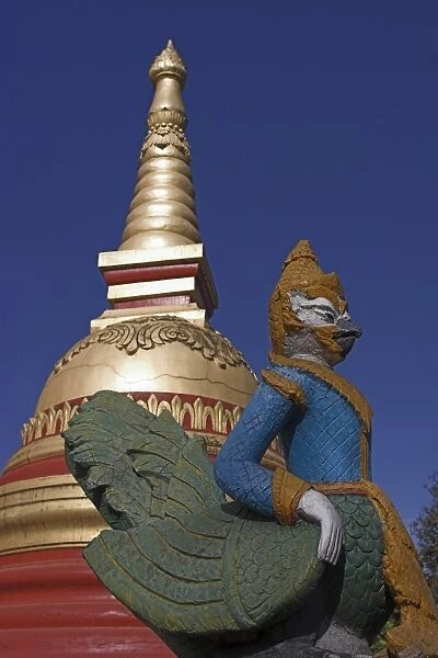Statue and stupa, Wat In, named after the Hindu God Indra, Kengtung (Kyaing Tong)