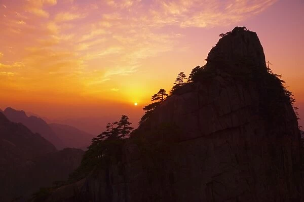 Sunset, Rong Cheng Peak, Huang Shan (Yellow Mountain), UNESCO World Heritage Site