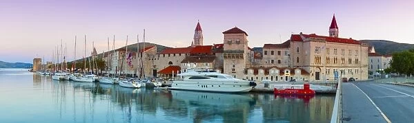 Trogirs historic Stari Grad (Old Town) defensive walls and harbour, Trogir, Dalmatia, Croatia, Europe