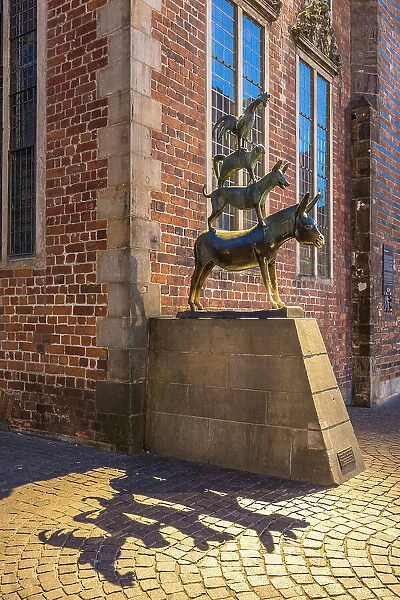 Bronze statue of Bremer Stadtmusikanten at the town hall in the evening, Bremen, Germany