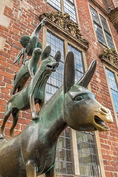 Bronze statue of Bremer Stadtmusikanten at the town hall, Bremen, Germany